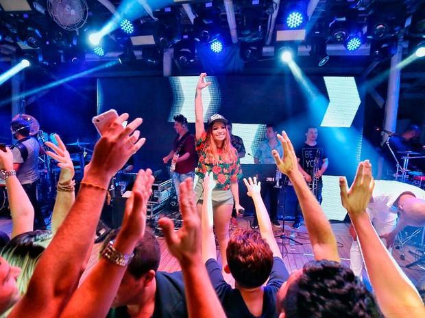 Solange Almeida usa short curtíssimo em show em Fortaleza