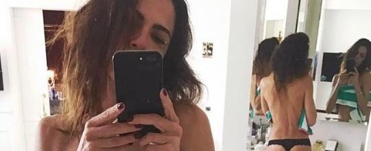 Luciana Gimenez posa apenas de lingerie em selfie sensual sem sutiã