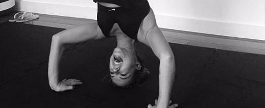 Paolla Oliveira mostra boa forma em foto de cabeça para baixo