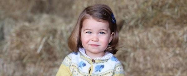 Família real divulga foto da princesa Charlotte que faz dois anos