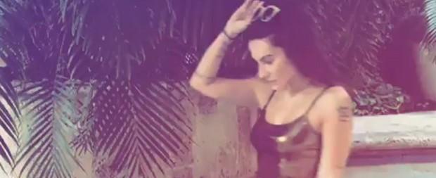 Cleo Pires surge com maiô metalizado em piscina na Colômbia