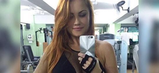 Ellen Rocche mostra decote farto e barriguinha lisa na acedemia