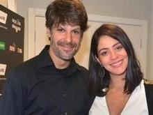 De vestidinho justo, Carol Castro mostra barriga de seis meses