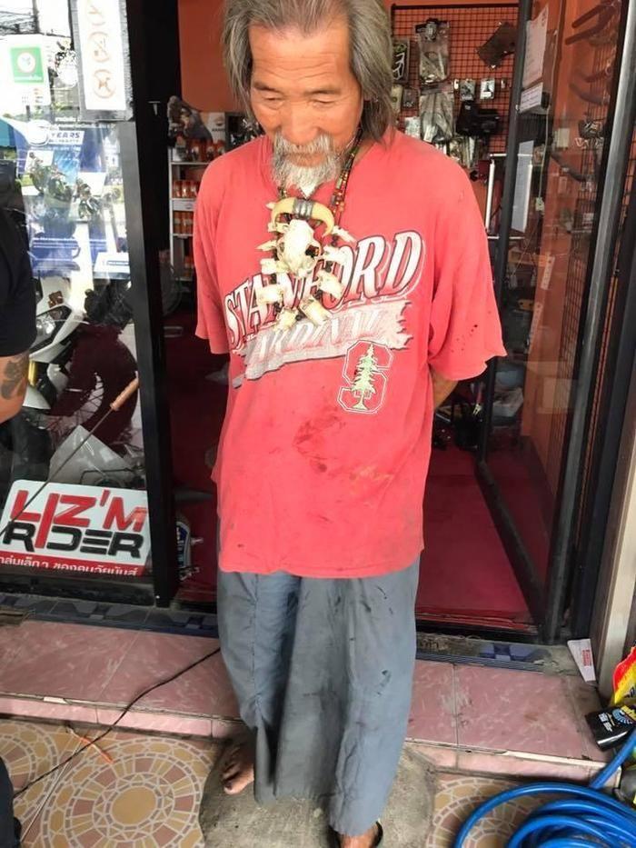 Homem mal vestido é ignorado por vendedores e compra moto de luxo