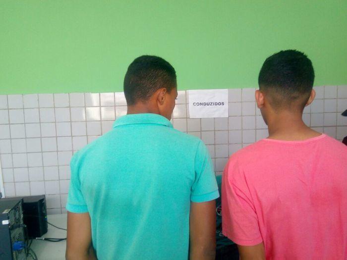 Menores são apreendidos com simulacros e moto roubada (Crédito: Divulgação)