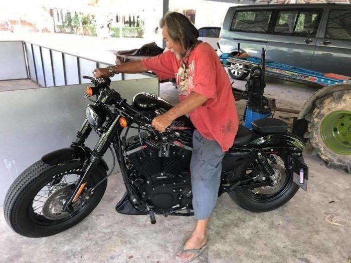 Homem mal vestido é ignorado por vendedores e compra moto de luxo
