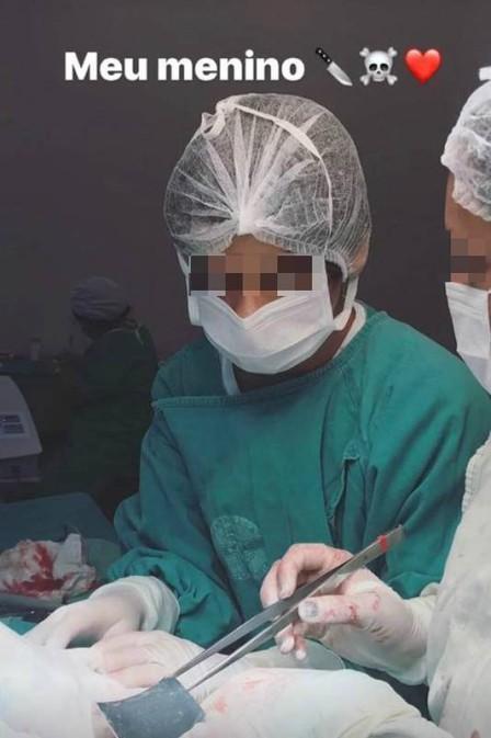 Médica levou filho para auxiliá-la em cirurgia