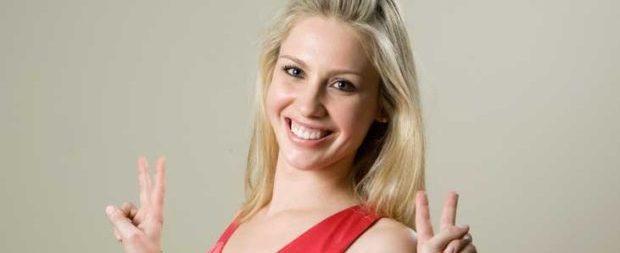Ex-BBB Ana Carolina descobre tumor no útero e faz desabado na web