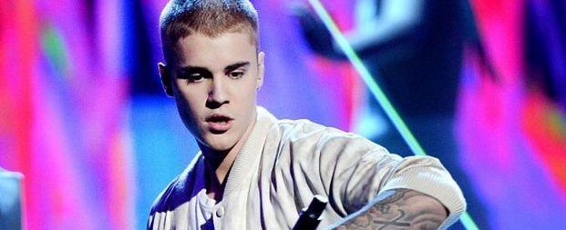 Justin Bieber é flagrado beijando rapaz dentro de piscina; assista!