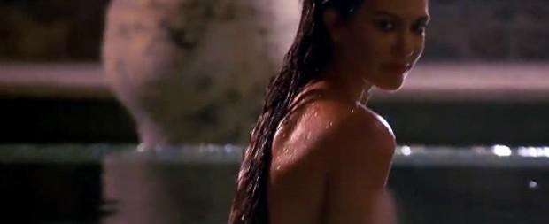 Kourtney Kardashian tira tudo e posa nua dentro da piscina