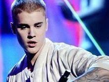 Justin Bieber é flagrado beijando rapaz dentro de piscina; assista!