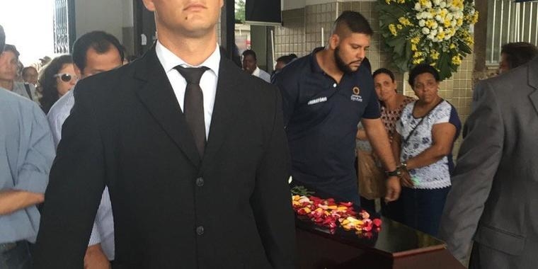 Corpo de Nelson Xavier é cremado em cemitério do Rio de Janeiro