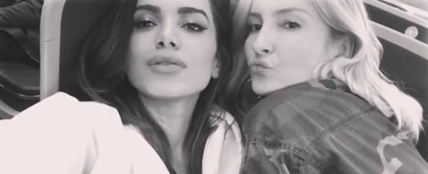 Anitta posa com Claudia Leite em avião e posta: amigas e rivais