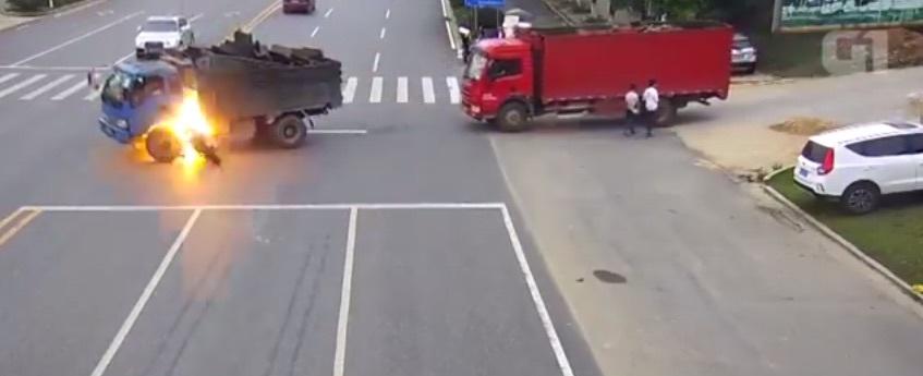 Motociclista pega fogo após colisão com caminhão na China; vídeo