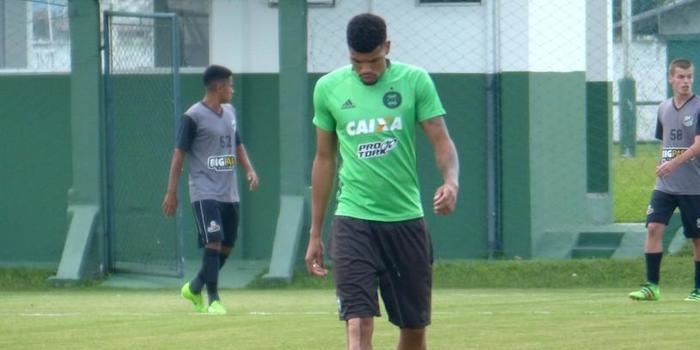 Diretor do Coritiba confirma venda do zagueiro Juninho ao Palmeiras