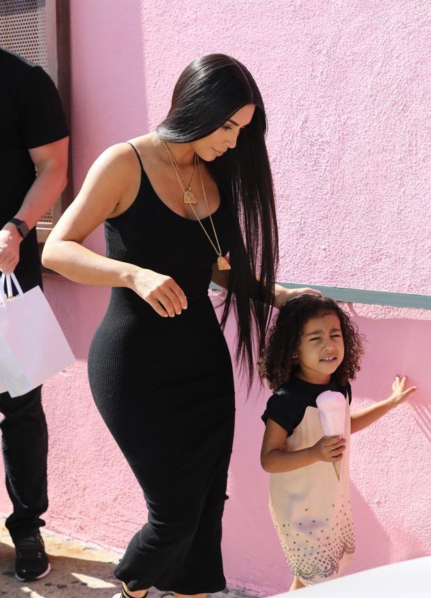 Filha de Kim Kardashian grita com fotógrafos durante passeio (Crédito: The Grosby Group)