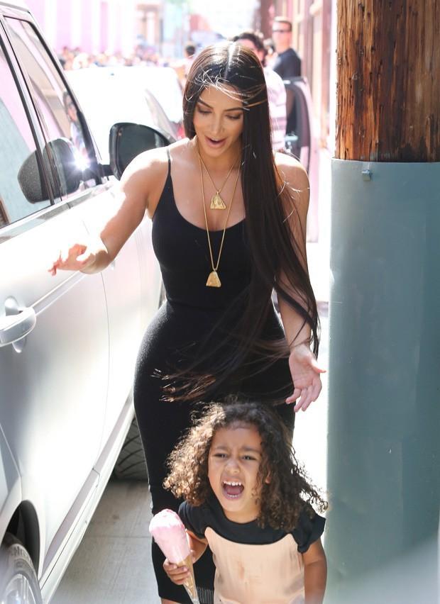 Filha de Kim Kardashian grita com fotógrafos durante passeio (Crédito: The Grosby Group)