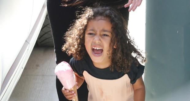 Filha de Kim Kardashian grita com fotógrafos durante passeio (Crédito: The Grosby Group)
