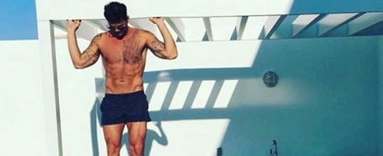 Ricky Martin exibe tanquinho em rede social e recebe elogios