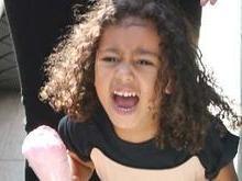 Filha de Kim Kardashian grita com fotógrafos durante passeio
