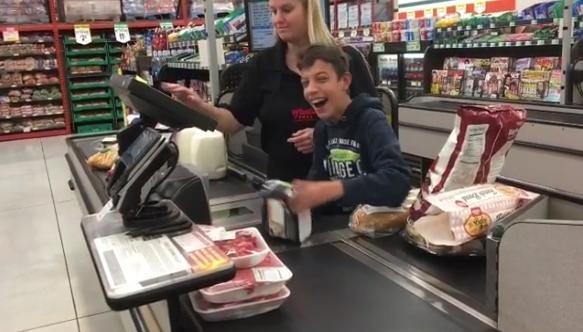 Caixa de supermercado alegra o dia de garoto com paralisia cerebral