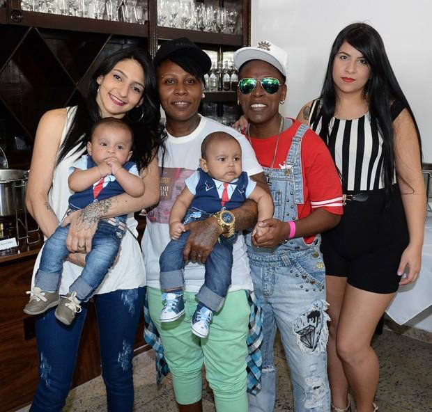 Pepê leva mulher e os filhos gêmeos para curtir feijoada em SP