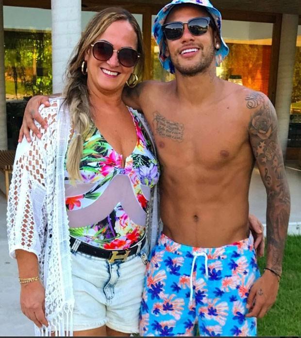 Neymar posa sem camisa e faz homenagem a mãe em rede social