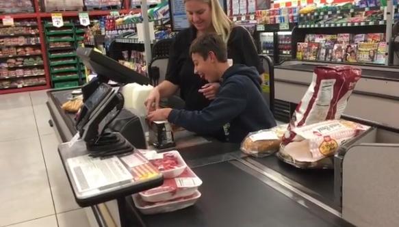 Caixa de supermercado alegra o dia de garoto com paralisia cerebral