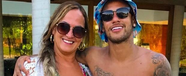 Neymar posa sem camisa e faz homenagem a mãe em rede social