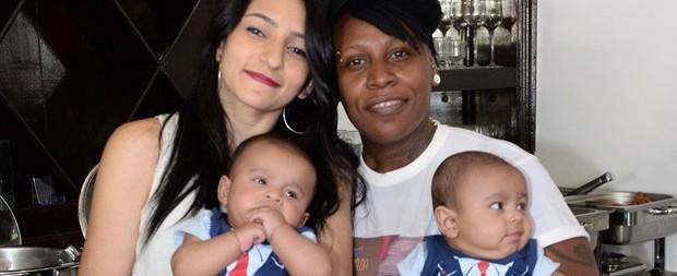 Pepê leva mulher e os filhos gêmeos para curtir feijoada em SP