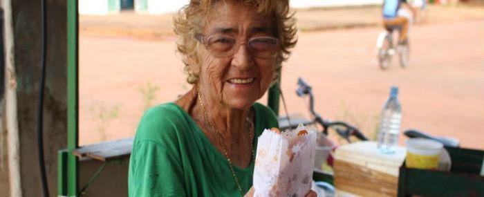 Vendedora de banana frita, mãe de 84 anos emociona:"Muito amor"