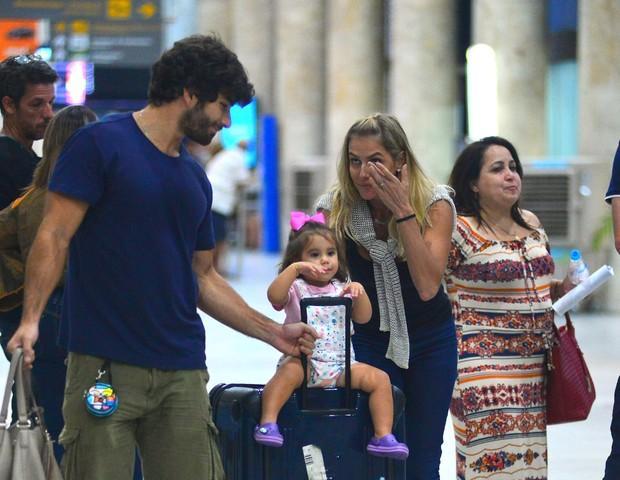 Deborah Secco se emociona ao rever a filha e o marido em aeroporto (Crédito: Agnews)