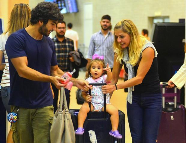 Deborah Secco se emociona ao rever a filha e o marido em aeroporto (Crédito: Agnews)