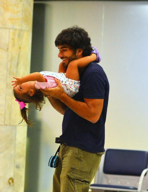 Deborah Secco se emociona ao rever a filha e o marido em aeroporto (Crédito: Agnews)