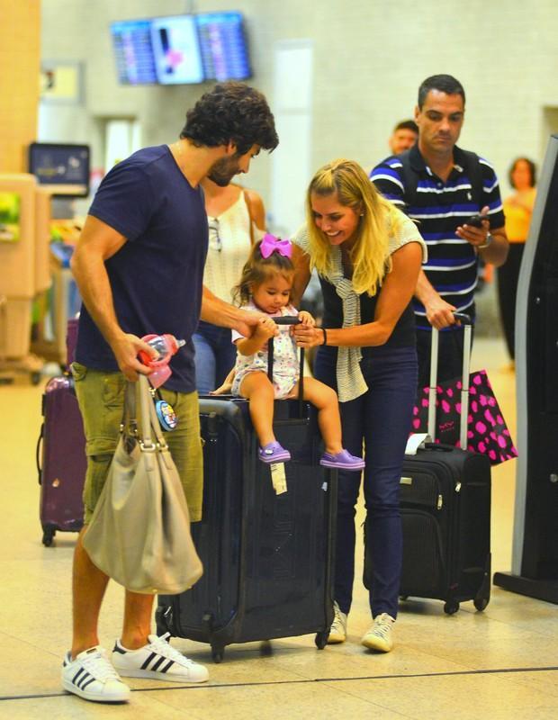 Deborah Secco se emociona ao rever a filha e o marido em aeroporto (Crédito: Agnews)