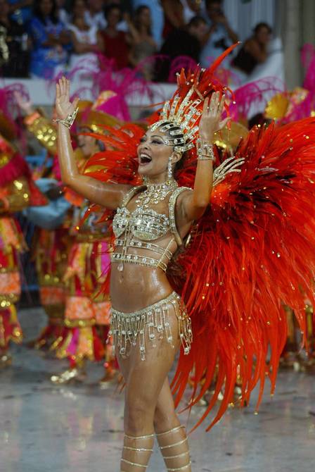 Juliana Paes aceita convite e será rainha de bateria da Grande Rio