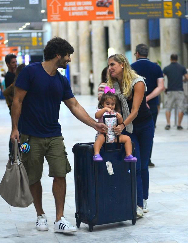 Deborah Secco se emociona ao rever a filha e o marido em aeroporto (Crédito: Agnews)