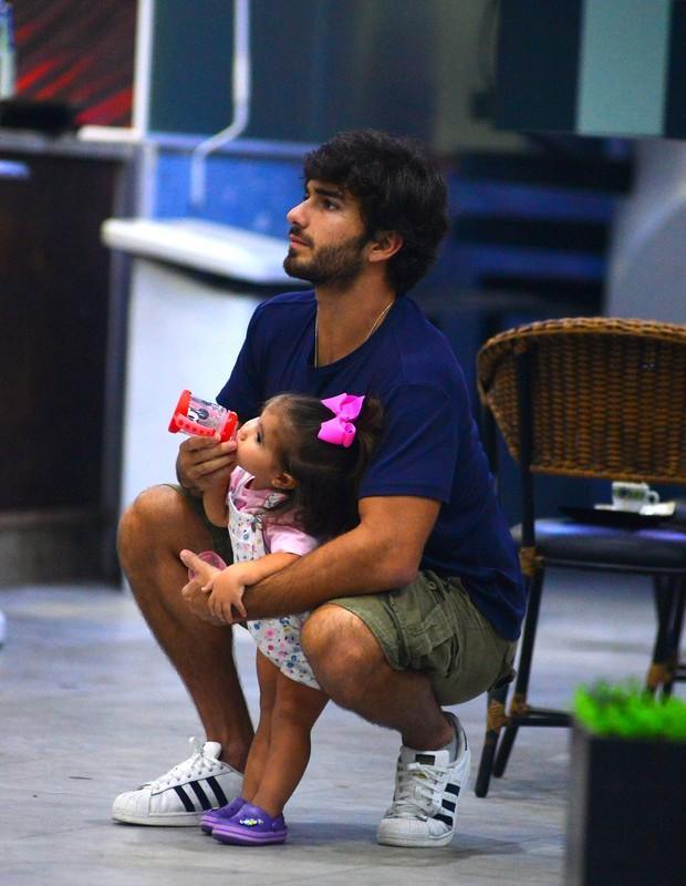 Deborah Secco se emociona ao rever a filha e o marido em aeroporto (Crédito: Agnews)