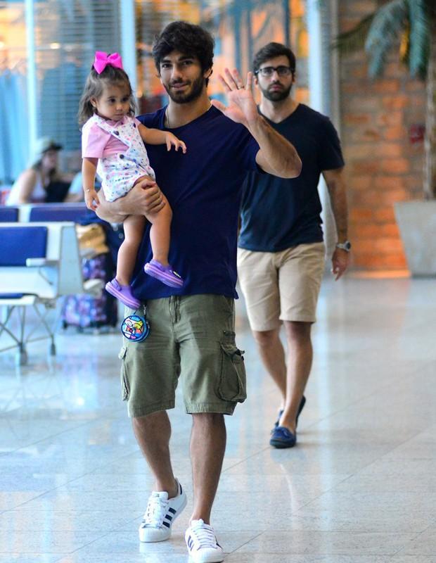 Deborah Secco se emociona ao rever a filha e o marido em aeroporto