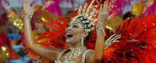 Juliana Paes aceita convite e será rainha de bateria da Grande Rio