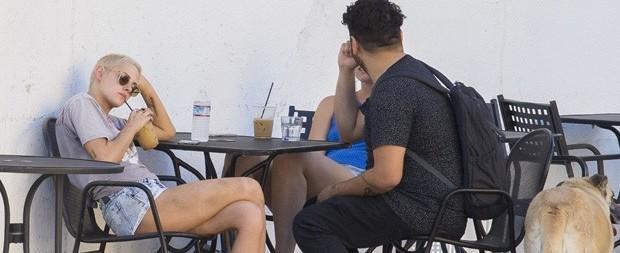 Kristen Stewart é clicada cheia de hematomas nas pernas