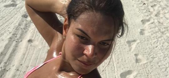 Mulher Jaca mostra curvas de biquíni em plena segunda-feira
