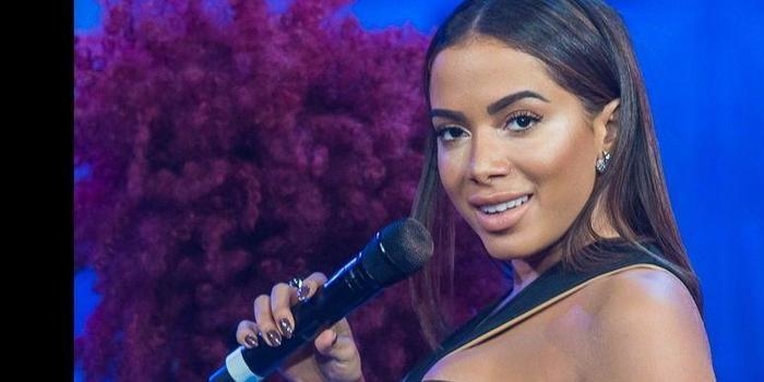 Anitta sobre primeiro beijo aos 11 anos na escola: "Traumatizante"