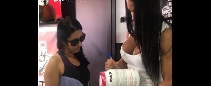Gracyanne Barbosa vira piada na web ao autografar pote de whey