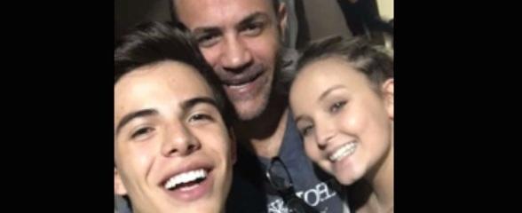 Larissa Manoela e Thomaz Costa vão juntos a culto em São Paulo