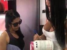 Gracyanne Barbosa vira piada na web ao autografar pote de whey