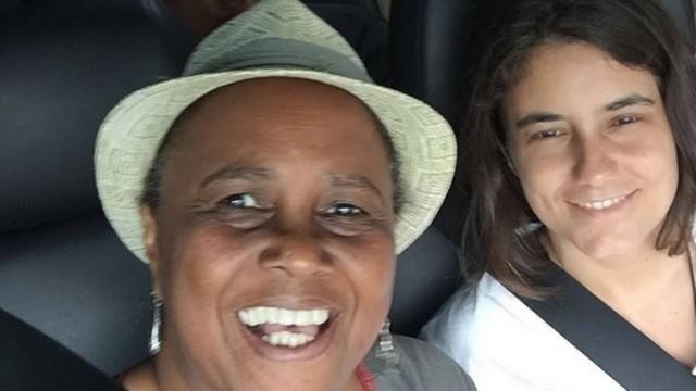 Sandra de Sá posta foto romântica com namorada