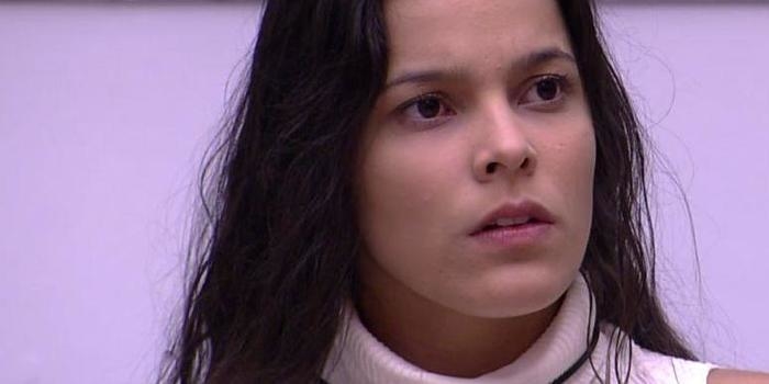 Ex-BBB Emilly se irrita com marca e devolve relógios após parceria