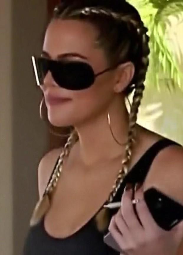 Khloé Kardashian é clicada com cigarro suspeito na Costa Rica
