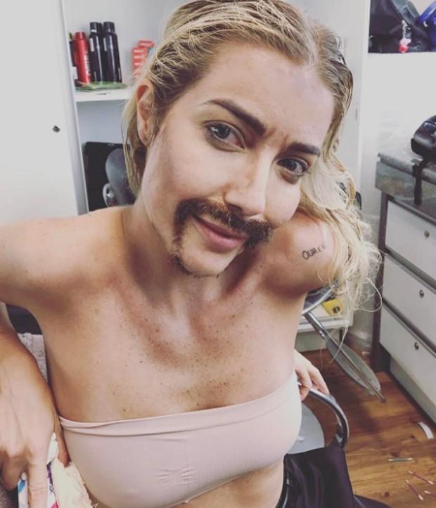 Luiza Posse diverte fãs ao posar com cavanhaque